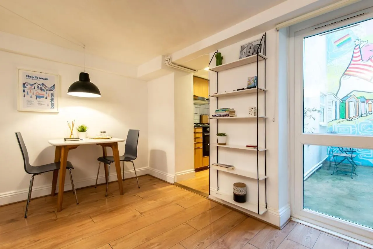 Stylish Underground Flat, Beach 30S, Graffiti Yard Brighton 0*,  United Kingdom