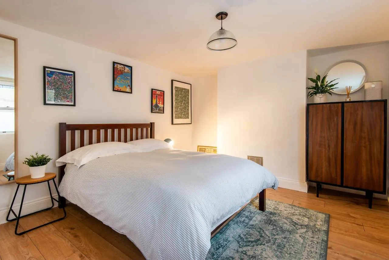 Stylish Underground Flat, Beach 30S, Graffiti Yard Brighton United Kingdom