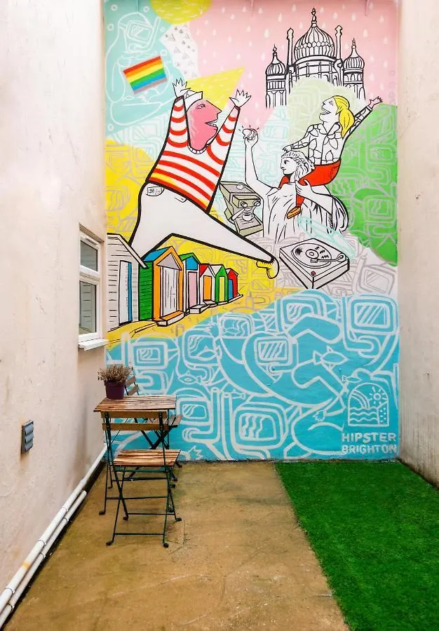 Stylish Underground Flat, Beach 30S, Graffiti Yard Brighton Apartment