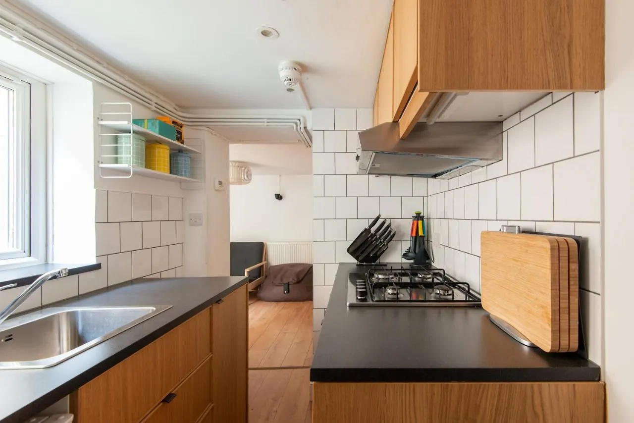 Stylish Underground Flat, Beach 30S, Graffiti Yard Brighton Apartment